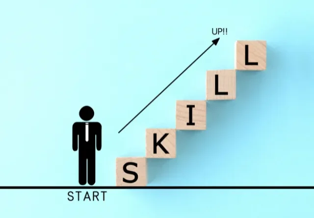 学び直す「リスキリング」とは？企業が導入するメリットやおすすめスキルを解説